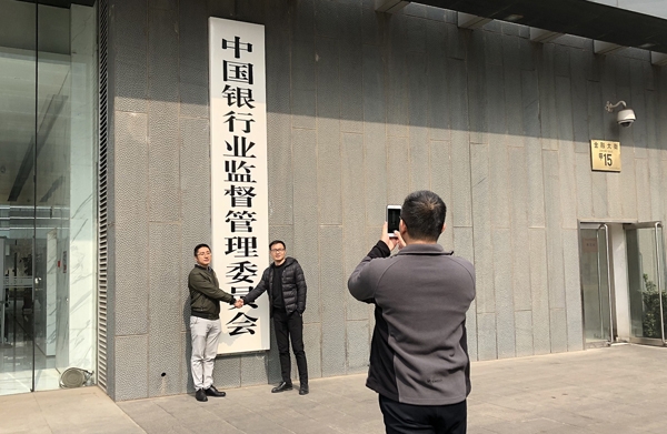 玻璃水冻住了加盐能解冻吗